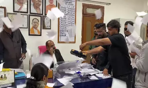 प्रिंसिपल के नेम प्लेट पर स्याही लगाते हुए कार्यकर्ता