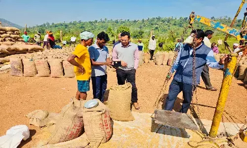 धान खरीदी केंद्र पहुंचे कलेक्टर देवेश ध्रुव : नेतानार और पुसपाल में किसानों से मिलकर लिया फीडबैक