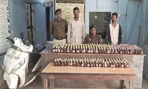 सरकारी शराब दुकान से हो रही थी तस्करी : पुलिस ने मास्टर माइंड सेल्समैन समेत तीन आरोपियों को किया गिरफ्तार
