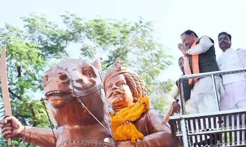 श्रद्धांजलि अर्पित करते हुए सीएम साय श्रद्धांजलि अर्पित करते हुए सीएम साय