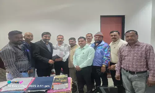 शासकीय /अर्धशासकीय वाहन चालक संघ : प्रान्ताध्यक्ष ताराचंद साहू ने अधिकारी- कर्मचारी फेडरेशन के संयोजक कमल वर्मा से की मुलाक़ात