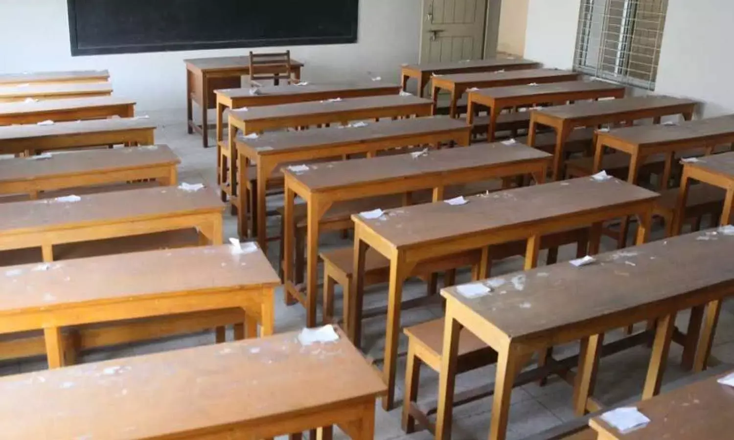 बच्चे एक भी नहीं शिक्षक दो : चार महीने से कारीमाटी के टीचर बैठकर गुजार रहे समय बच्चे एक भी नहीं शिक्षक दो : चार महीने से कारीमाटी के टीचर बैठकर गुजार रहे समय