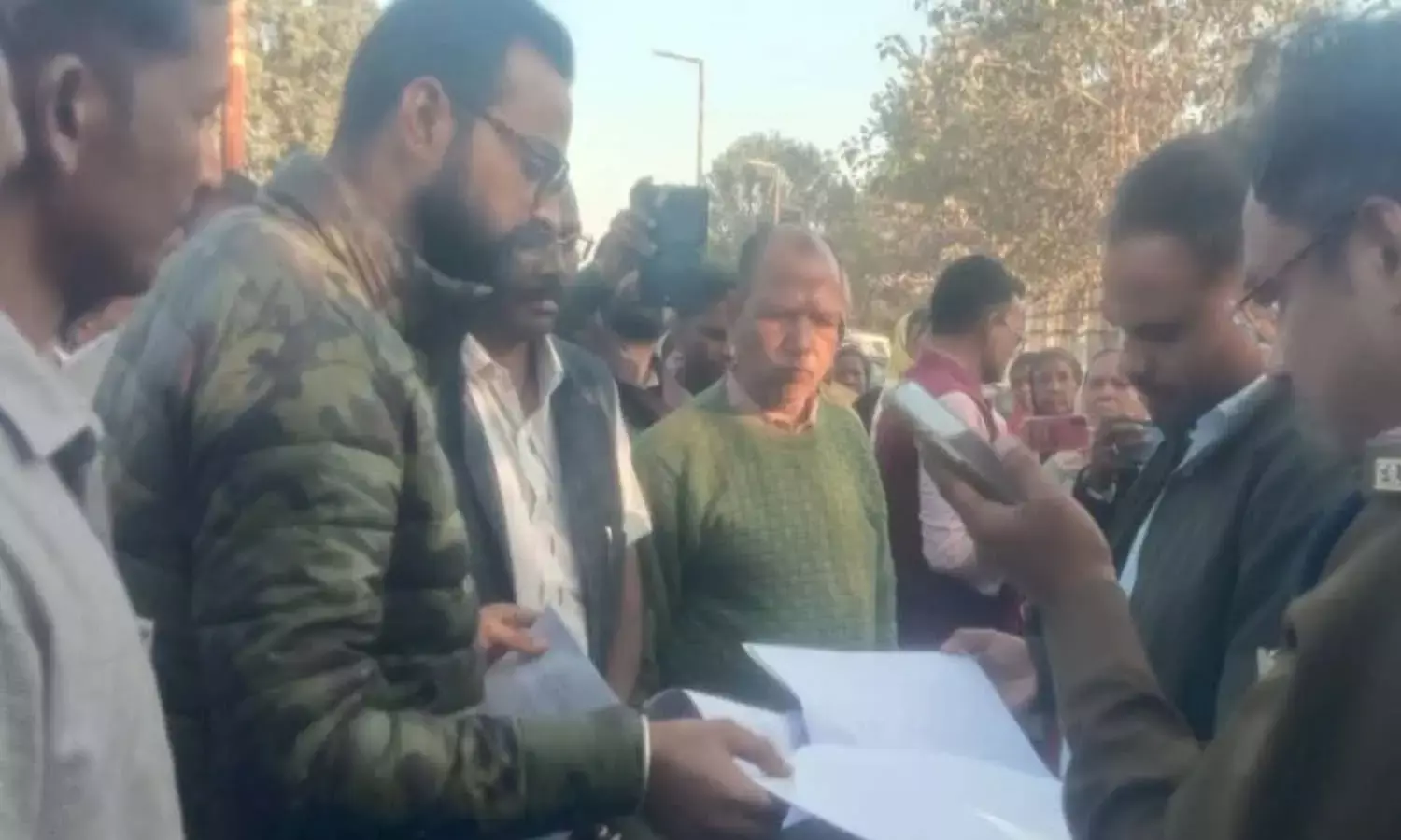 पटवारी की लापरवाही : एक ही परिवार के नाम पर कर दी गई 70 एकड़ भूमि पटवारी की लापरवाही : एक ही परिवार के नाम पर कर दी गई 70 एकड़ भूमि