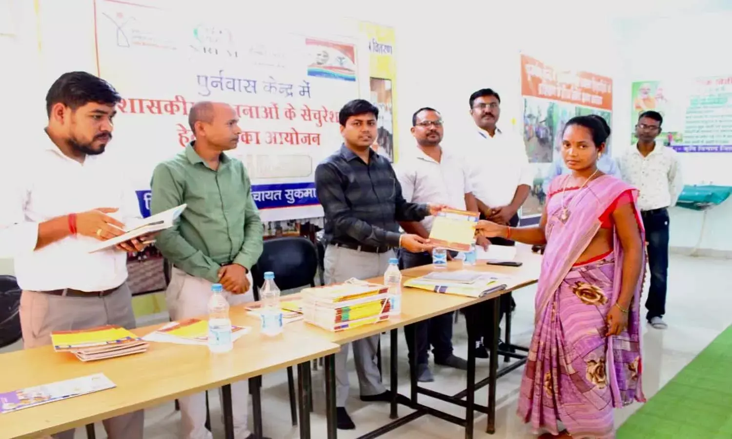 आत्मसमर्पित नक्सलियों के जीवन में आई नई रोशनी: जिला प्रशासन ने 105 पुनर्वासित युवाओं के बनाए जॉब कार्ड आत्मसमर्पित नक्सलियों के जीवन में आई नई रोशनी: जिला प्रशासन ने 105 पुनर्वासित युवाओं के बनाए जॉब कार्ड