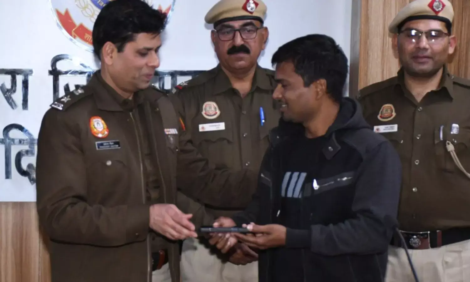 Delhi Police returned 625 stolen phones. Delhi Police returned 625 stolen phones.