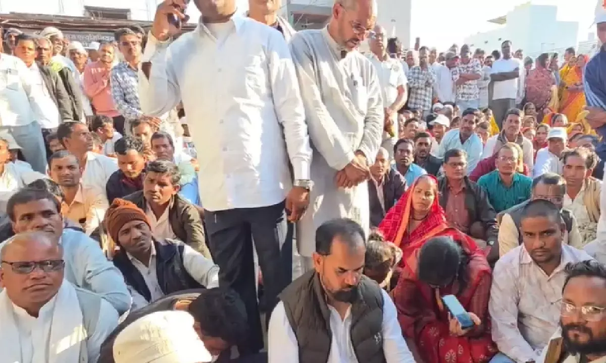 कवर्धा में कबीरपंथियों का प्रदर्शन : पोस्टर फाड़ने को लेकर एसपी कार्यालय का घेराव कर जताया विरोध कवर्धा में कबीरपंथियों का प्रदर्शन : पोस्टर फाड़ने को लेकर एसपी कार्यालय का घेराव कर जताया विरोध