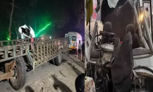 बोलेरो-ट्रैक्टर की टक्कर में 3 श्रद्धालुओं की मौत, 8 घायल बोलेरो-ट्रैक्टर की टक्कर में 3 श्रद्धालुओं की मौत, 8 घायल