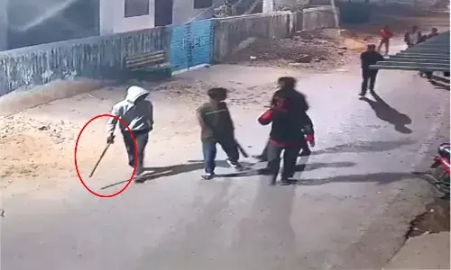 युवक से मारपीट, लाठी-डंडे और चाकू से लैस बदमाशों की दबंगई CCTV में कैद