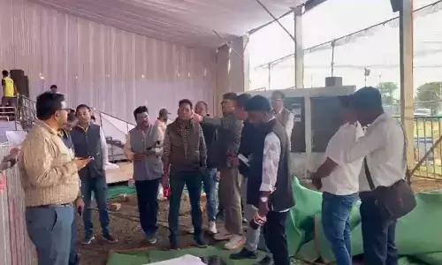 तैयारियों का जायजा लेते हुए अफसर तैयारियों का जायजा लेते हुए अफसर