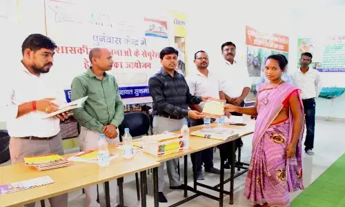 आत्मसमर्पित नक्सलियों के जीवन में आई नई रोशनी: जिला प्रशासन ने 105 पुनर्वासित युवाओं के बनाए जॉब कार्ड