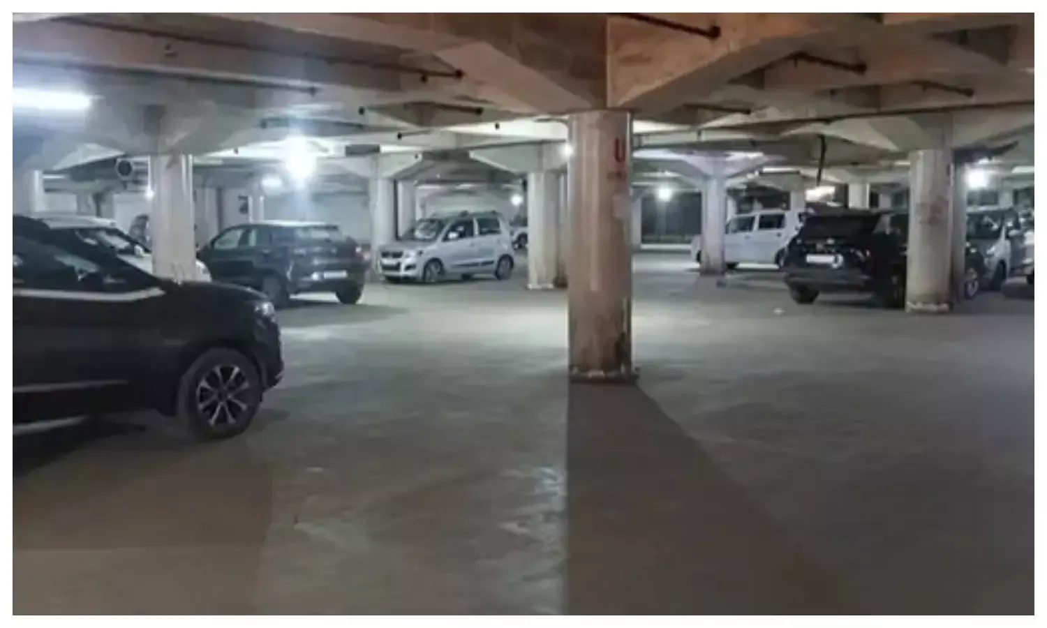 बिना टेंडर के 1 साल तक चालू रही पार्किंग, पूर्व अधीक्षक को नोटिस जारी