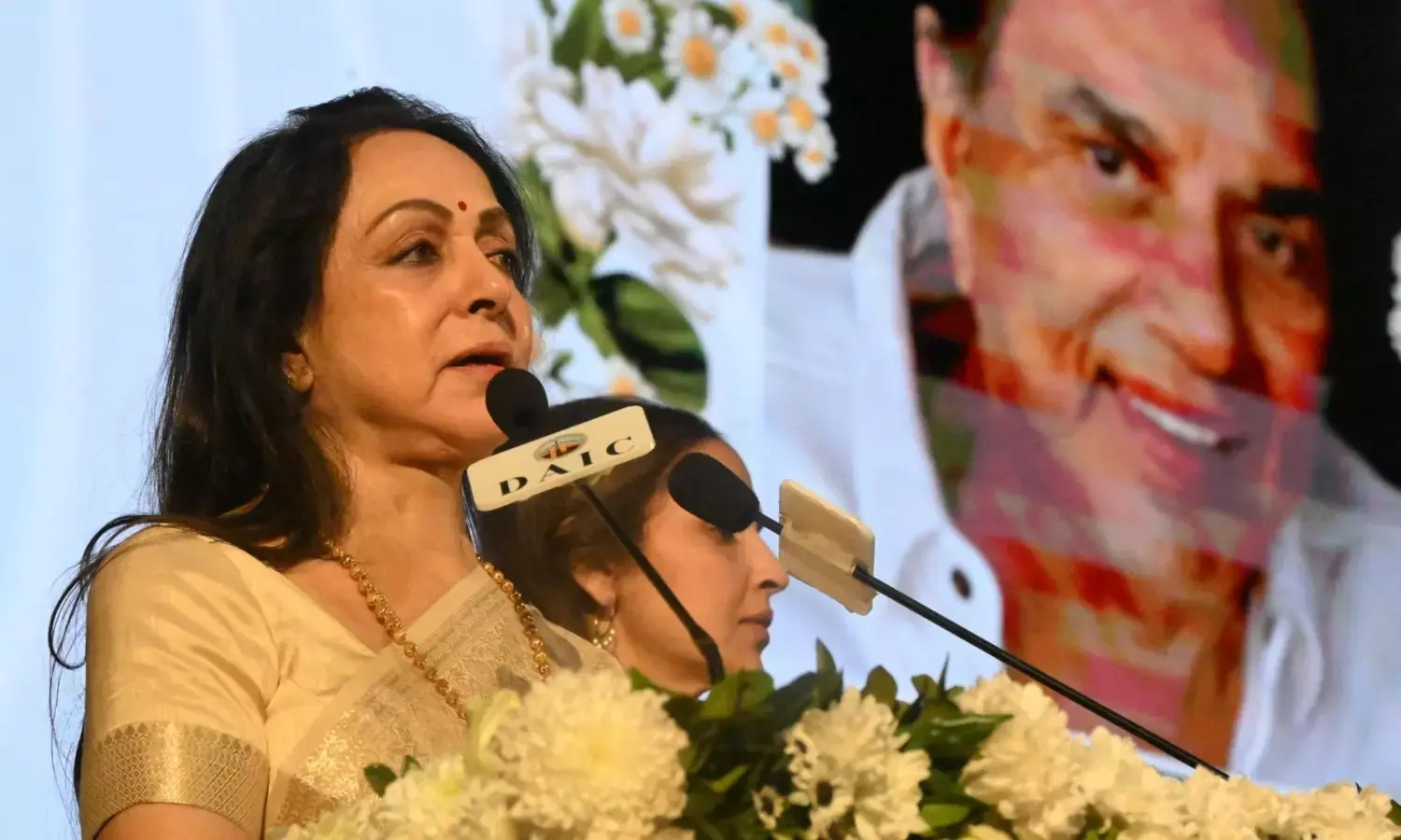 पति धर्मेंद्र की प्रार्थना सभा में भावुक हुईं हेमा मालिनी