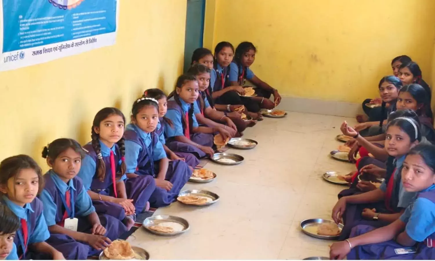 शिक्षक ने लालपुर स्कूल में न्योता भोज कराया : कहा - समुदाय के बीच अपनेपन की भावना को बढ़ाता है