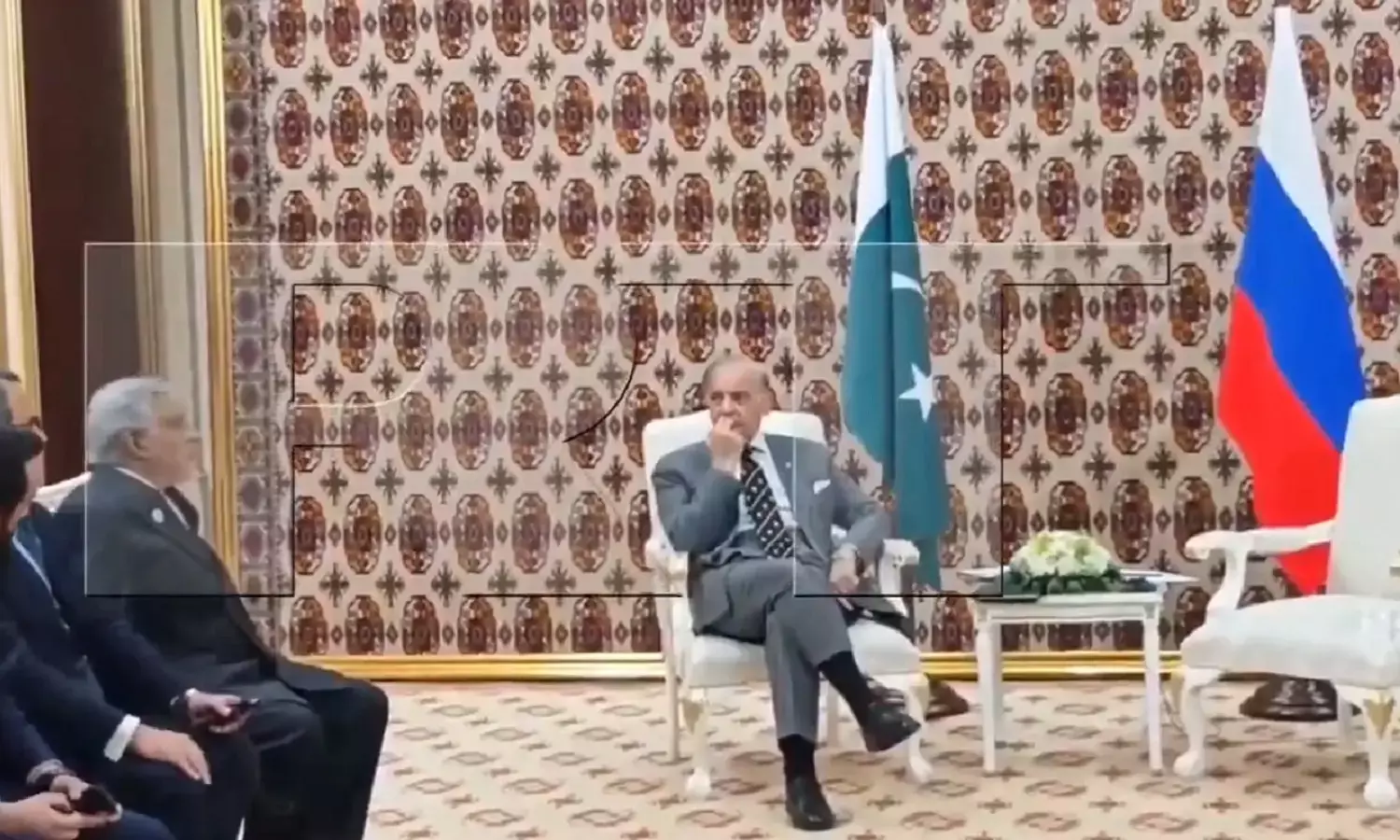 Pakistan PM Shehbaz Sharif: पुतिन और एर्दोगन की मीटिंग के दौरान शहबाज़ शरीफ़ ने 40 मिनट इंतज़ार के बाद अचानक कमरे में घुसे। वीडियो वायरल, सोशल मीडिया पर मीम्स की बाढ़। Pakistan PM Shehbaz Sharif: पुतिन और एर्दोगन की मीटिंग के दौरान शहबाज़ शरीफ़ ने 40 मिनट इंतज़ार के बाद अचानक कमरे में घुसे। वीडियो वायरल, सोशल मीडिया पर मीम्स की बाढ़।