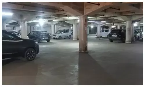 बिना टेंडर के 1 साल तक चालू रही पार्किंग, पूर्व अधीक्षक को नोटिस जारी