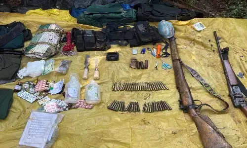 जंगल में मिला नक्सली डंप : वर्दी, रायफल और विस्फोटकों का जखीरा बरामद जंगल में मिला नक्सली डंप : वर्दी, रायफल और विस्फोटकों का जखीरा बरामद