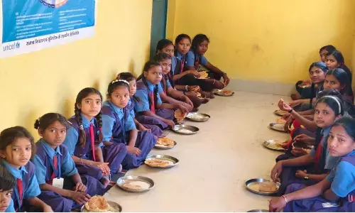 शिक्षक ने लालपुर स्कूल में न्योता भोज कराया : कहा - समुदाय के बीच अपनेपन की भावना को बढ़ाता है शिक्षक ने लालपुर स्कूल में न्योता भोज कराया : कहा - समुदाय के बीच अपनेपन की भावना को बढ़ाता है