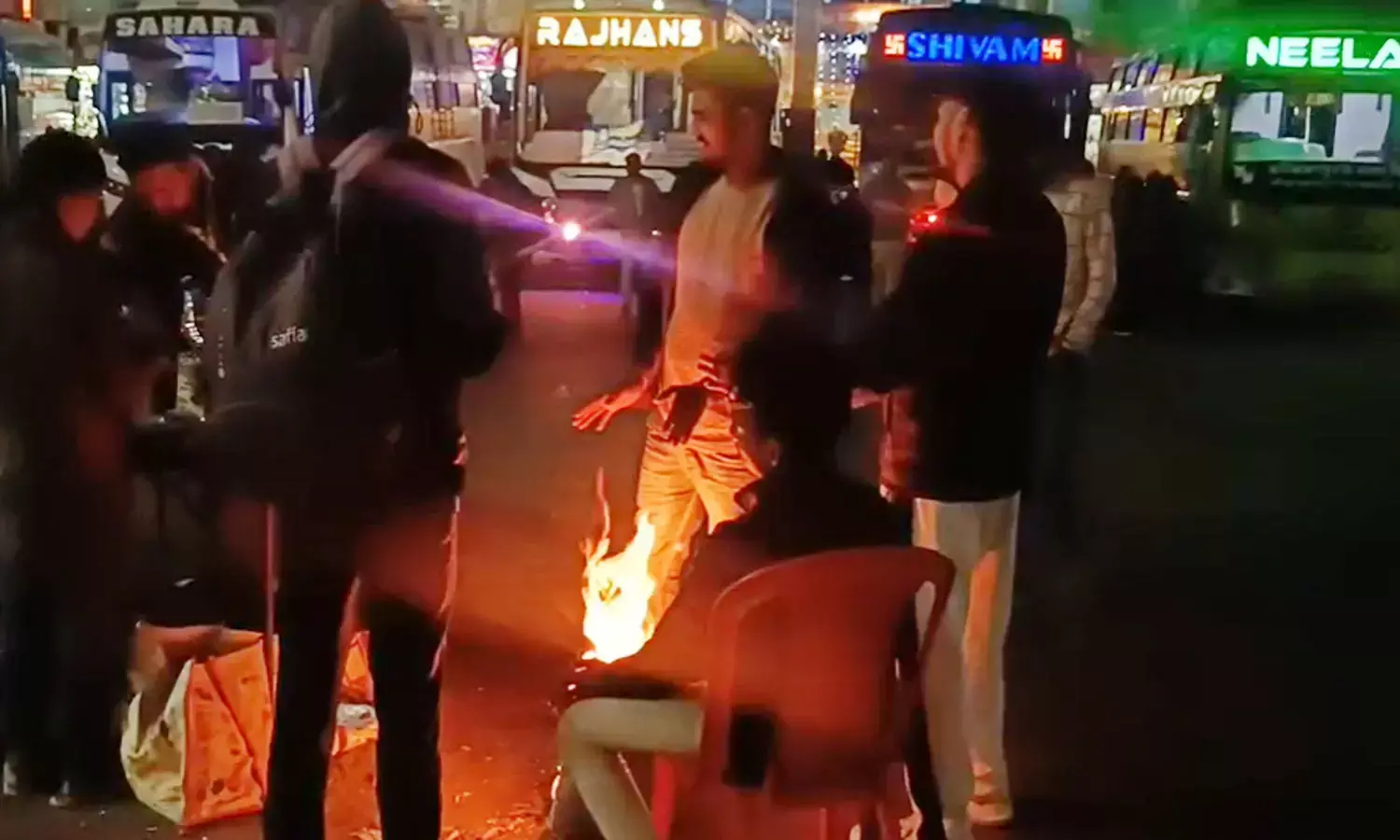 ठण्ड से बचने के लिए अलाव का सहारा लेते हुए लोग ठण्ड से बचने के लिए अलाव का सहारा लेते हुए लोग