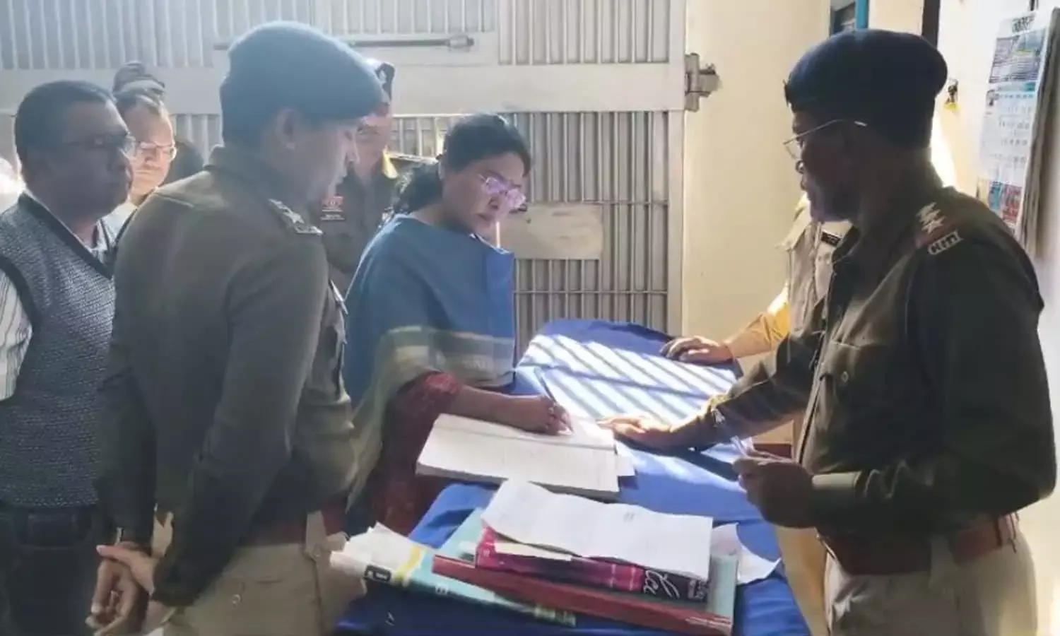 कैदियों की सुरक्षा, स्वच्छता और भोजन व्यवस्था पर प्रशासन सख्त, कलेक्टर-एसपी ने दिए अहम निर्देश कैदियों की सुरक्षा, स्वच्छता और भोजन व्यवस्था पर प्रशासन सख्त, कलेक्टर-एसपी ने दिए अहम निर्देश