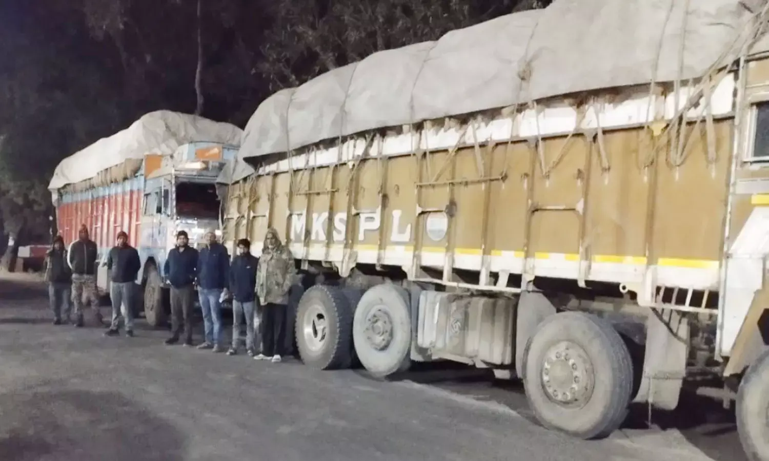 राजस्व और खाद्य विभाग की टीम अवैध धान परिवहन कर रहे दो ट्रकों को पकड़ा राजस्व और खाद्य विभाग की टीम अवैध धान परिवहन कर रहे दो ट्रकों को पकड़ा