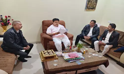 अधिवक्ता शत्रुहन साहू से राजस्व न्यायालय के अधिवक्ताओं ने मुलाकात की