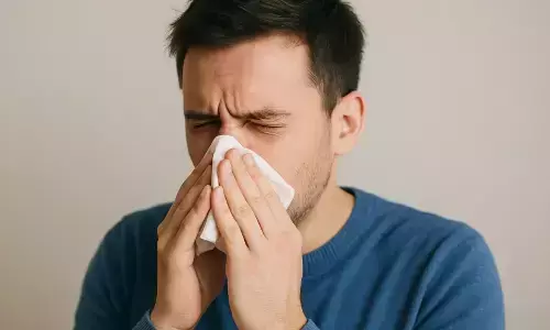 बार-बार छींक आने से परेशान व्यक्ति बार-बार छींक आने से परेशान व्यक्ति