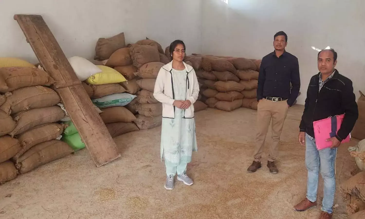 भाटापारा में धान बिचौलियों पर शिकंजाः तरेंगा में 405 कट्टा अवैध धान जब्त, गोदाम सील