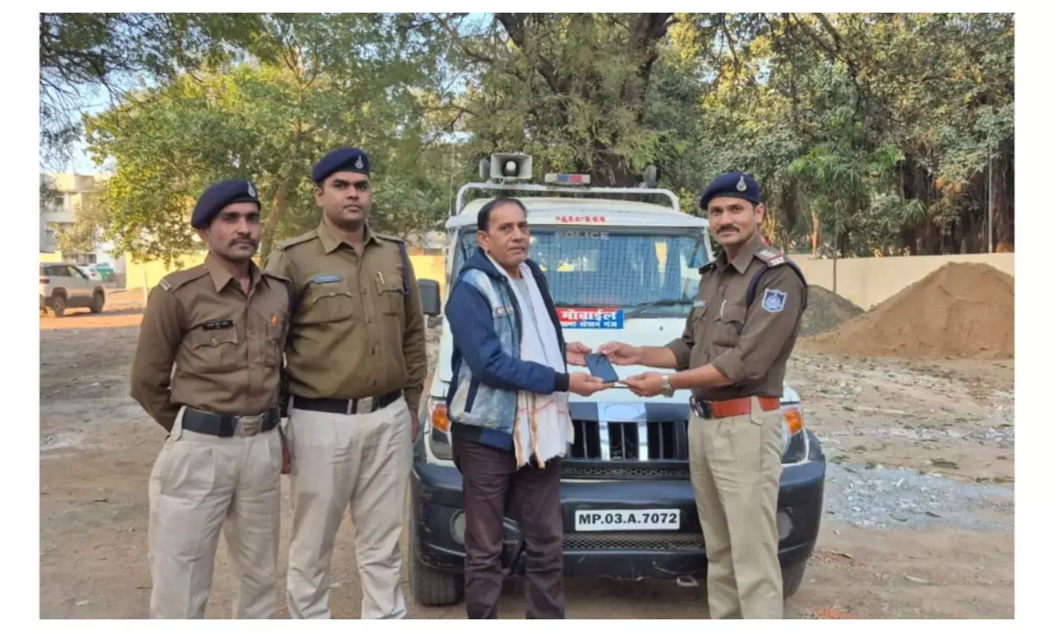 रेलवे स्टेशन से गुम हुआ मोबाइल 2 घंटे में बरामद, परिवार ने कहा-“ऐसी पुलिस सबको मिले”