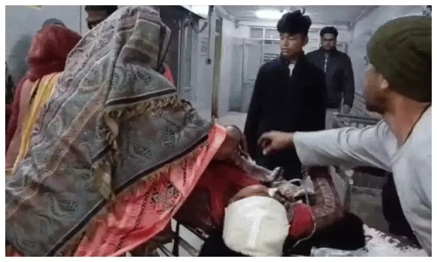 तेज रफ्तार ऑटो पैदल जा रही महिला को मारी टक्कर, हालत नाजुक; चालक फरार