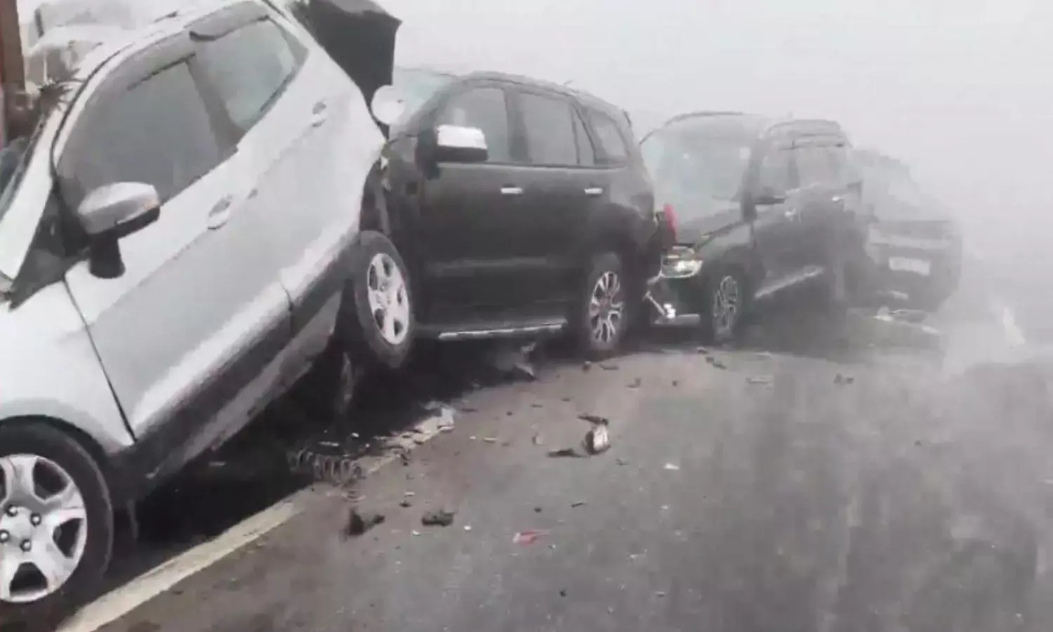 आगरा एक्सप्रेसवे पर 20 वाहन टकराए! पांच की मौत, दर्जनों घायल आगरा एक्सप्रेसवे पर 20 वाहन टकराए! पांच की मौत, दर्जनों घायल