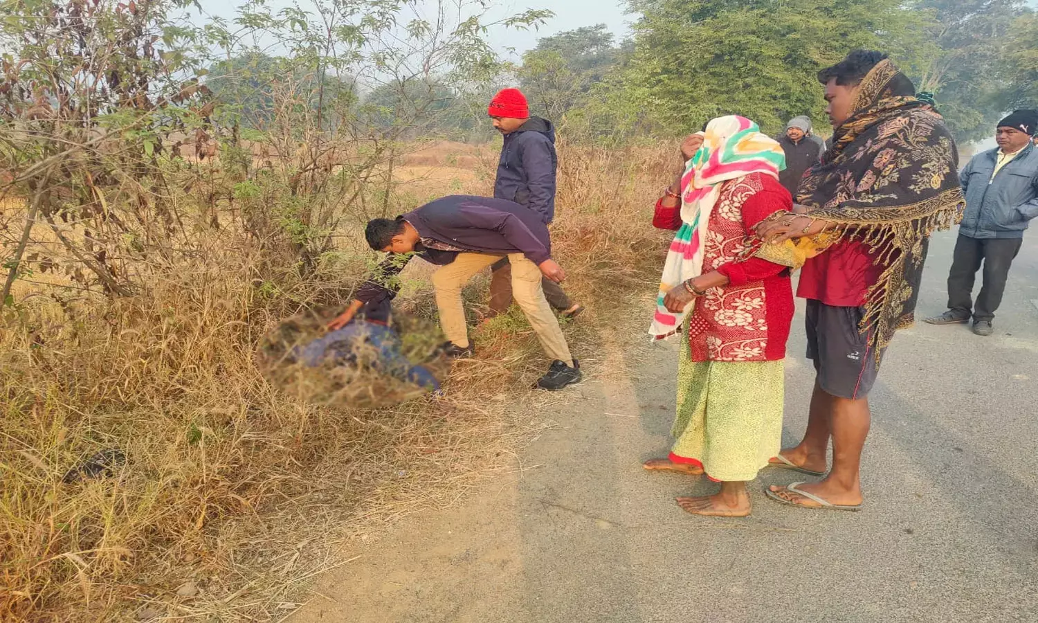 सकड़ किनारे झाड़ियों में मिला युवक का शव सकड़ किनारे झाड़ियों में मिला युवक का शव