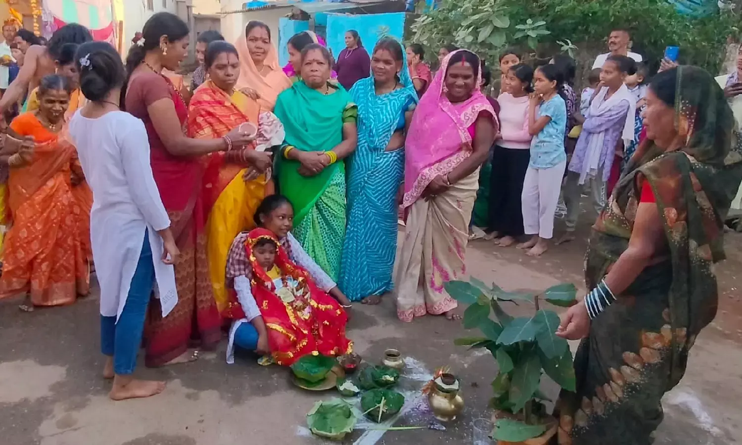 लक्ष्मी जगार में देव- विवाह का दिव्य उत्सव : सैकड़ों महिलाओं ने ली भागीदारी, जयकारों से गूंजा मंदिर परिसर लक्ष्मी जगार में देव- विवाह का दिव्य उत्सव : सैकड़ों महिलाओं ने ली भागीदारी, जयकारों से गूंजा मंदिर परिसर