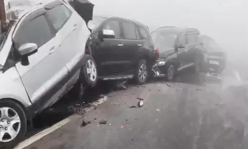 आगरा एक्सप्रेसवे पर 20 वाहन टकराए! पांच की मौत, दर्जनों घायल आगरा एक्सप्रेसवे पर 20 वाहन टकराए! पांच की मौत, दर्जनों घायल