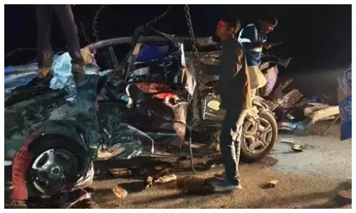 ट्रक ने कार को मारी टक्कर, 2 युवकों की मौत, चालक फरार ट्रक ने कार को मारी टक्कर, 2 युवकों की मौत, चालक फरार