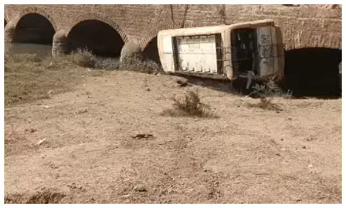 सांची पिकनिक जा रही स्कूल बस नदी में गिरी, 28 बच्चे घायल सांची पिकनिक जा रही स्कूल बस नदी में गिरी, 28 बच्चे घायल