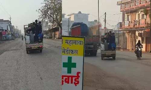 मालवाहकों में सामान की तरह ढो रहे यात्री : हादसों और चेतावनियों का कोई असर नहीं, तिल्दा-नेवरा क्षेत्र में रोज यही हाल