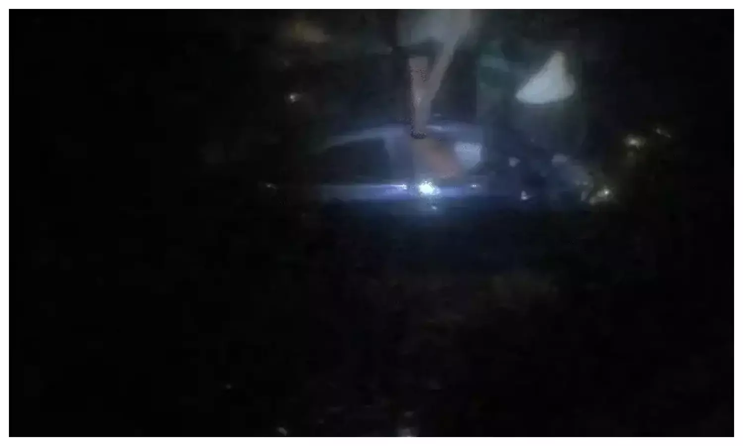 मोरटक्का पुल से 50 फीट नीचे नर्मदा में गिरी कार, मछुआरों ने ऐसे बचाई ड्राइवर की जान मोरटक्का पुल से 50 फीट नीचे नर्मदा में गिरी कार, मछुआरों ने ऐसे बचाई ड्राइवर की जान