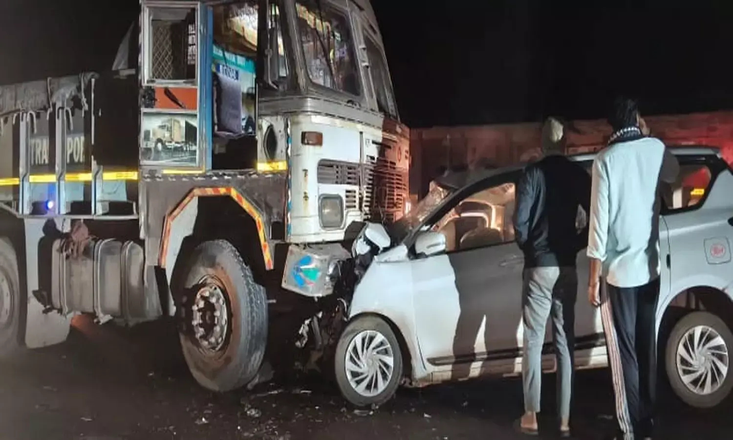 कार और ट्रक के बीच जोरदार टक्कर कार और ट्रक के बीच जोरदार टक्कर