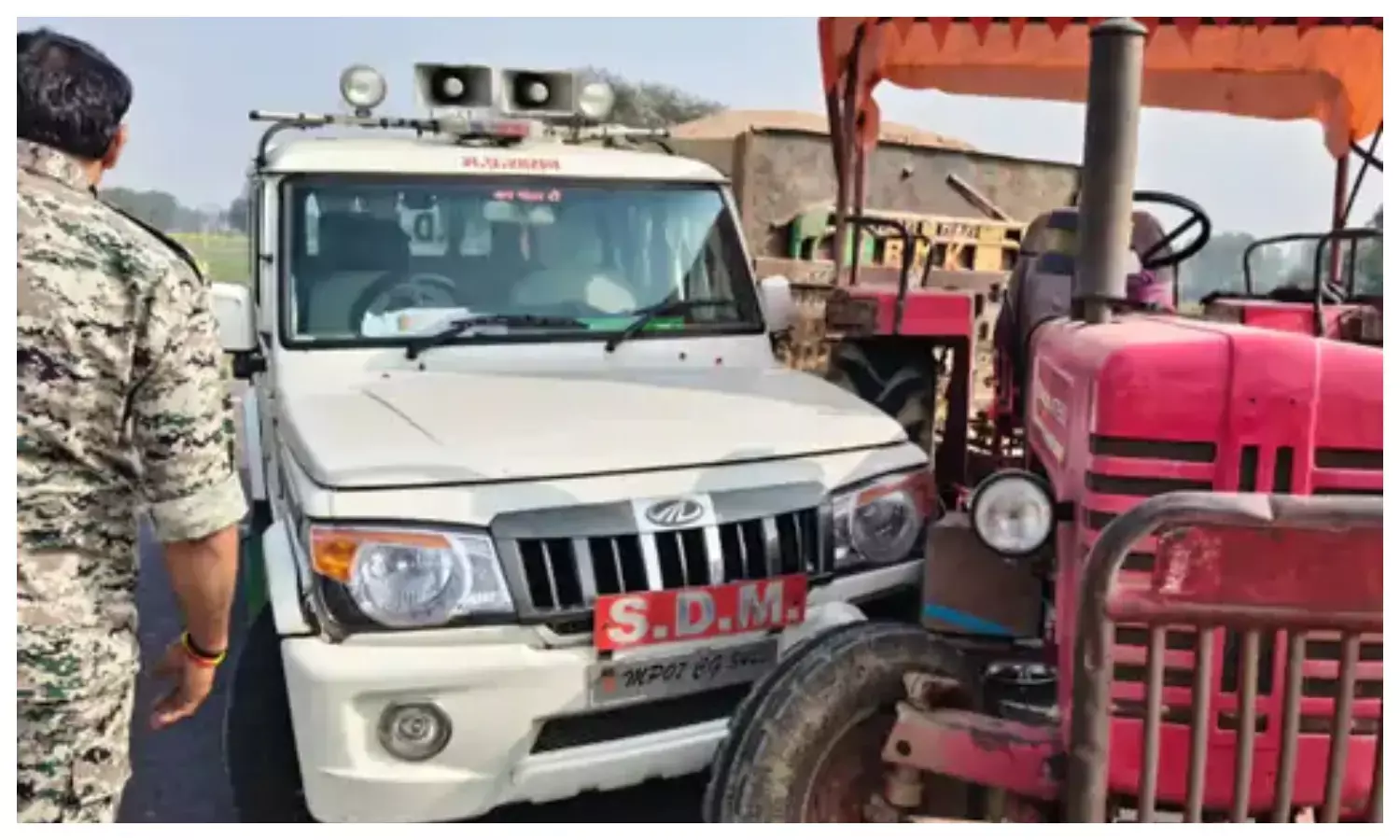 भिंड में SDM की गाड़ी को ट्रैक्टर से मारी टक्कर, दो ट्रॉलियां जब्त भिंड में SDM की गाड़ी को ट्रैक्टर से मारी टक्कर, दो ट्रॉलियां जब्त