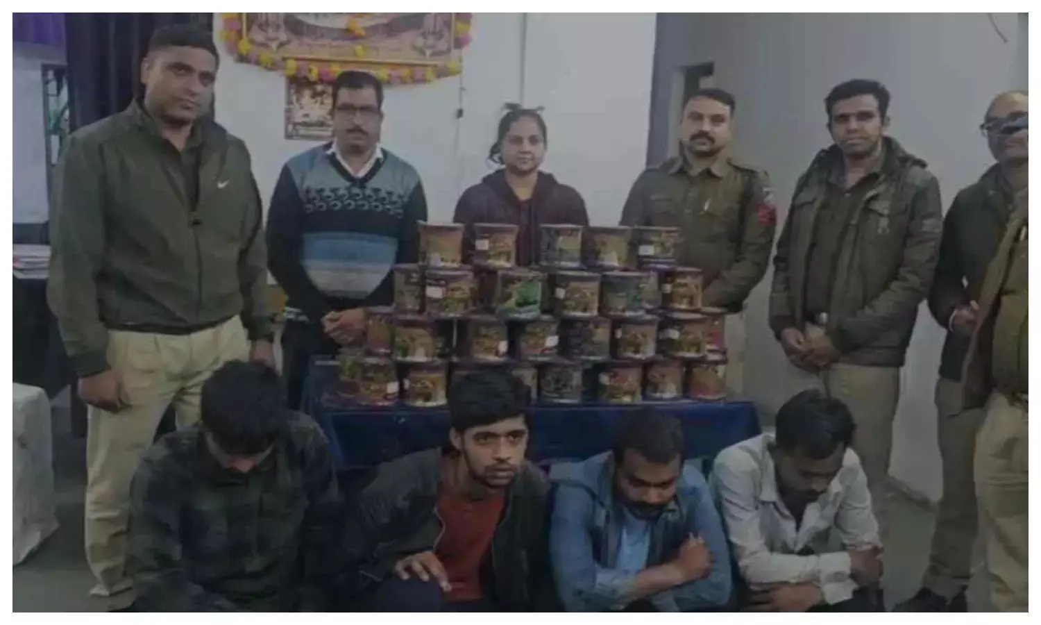 5 आरोपी गिरफ्तार, सड़कों पर निकाला जुलूस 5 आरोपी गिरफ्तार, सड़कों पर निकाला जुलूस