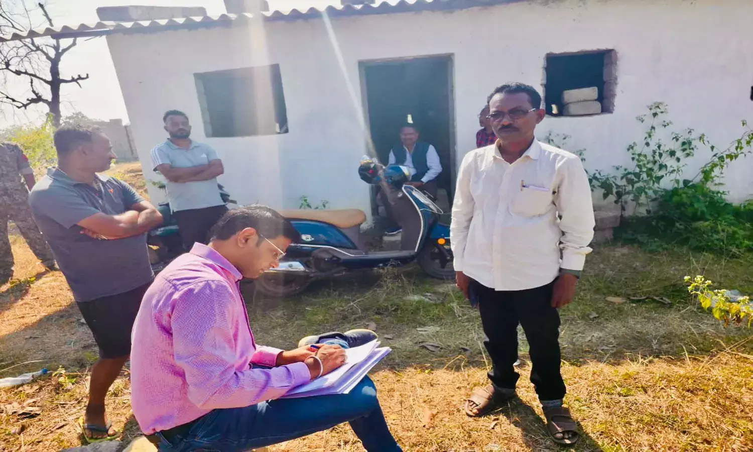 व्यापारी के घर से 170 क्विंटल अवैध धान जब्त व्यापारी के घर से 170 क्विंटल अवैध धान जब्त