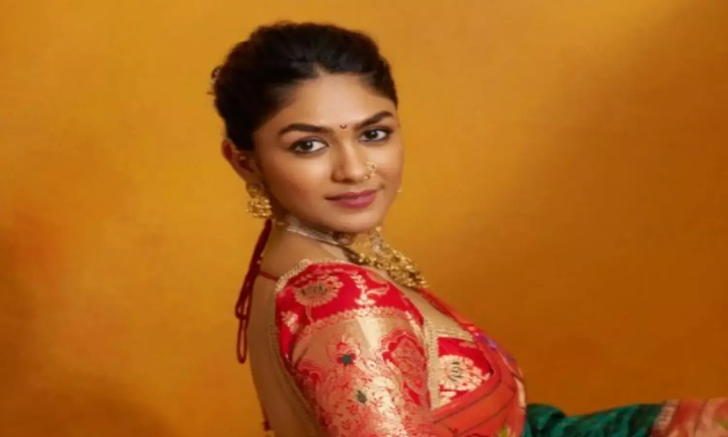 मृणाल ठाकुर मृणाल ठाकुर