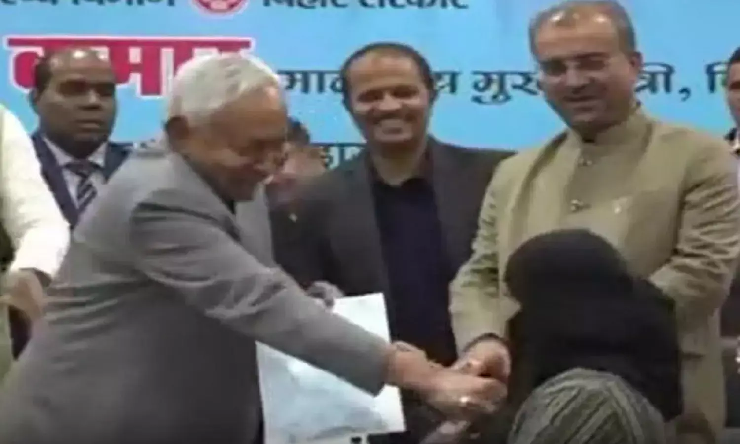 bihar cm nitish kumar: नीतीश कुमार–हिजाब विवाद: महिला डॉक्टर के साथ मंच पर हुई घटना का वीडियो वायरल