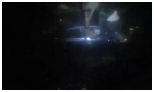 मोरटक्का पुल से 50 फीट नीचे नर्मदा में गिरी कार, मछुआरों ने ऐसे बचाई ड्राइवर की जान