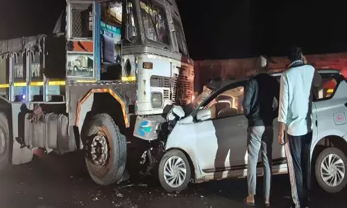 कार और ट्रक के बीच जोरदार टक्कर