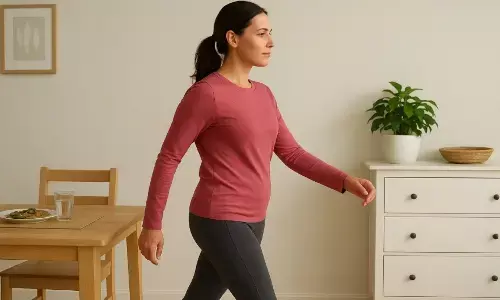 डिनर के बाद धीरे चलती महिला डिनर के बाद धीरे चलती महिला