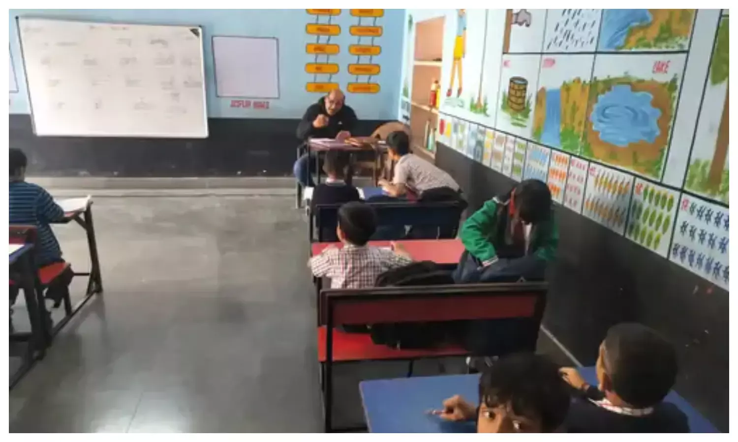 सरकारी स्कूलों में फिर पांच-साल की उम्र में होंगे एडमिशन, अगले सत्र तक पुराने आदेश स्थगित सरकारी स्कूलों में फिर पांच-साल की उम्र में होंगे एडमिशन, अगले सत्र तक पुराने आदेश स्थगित