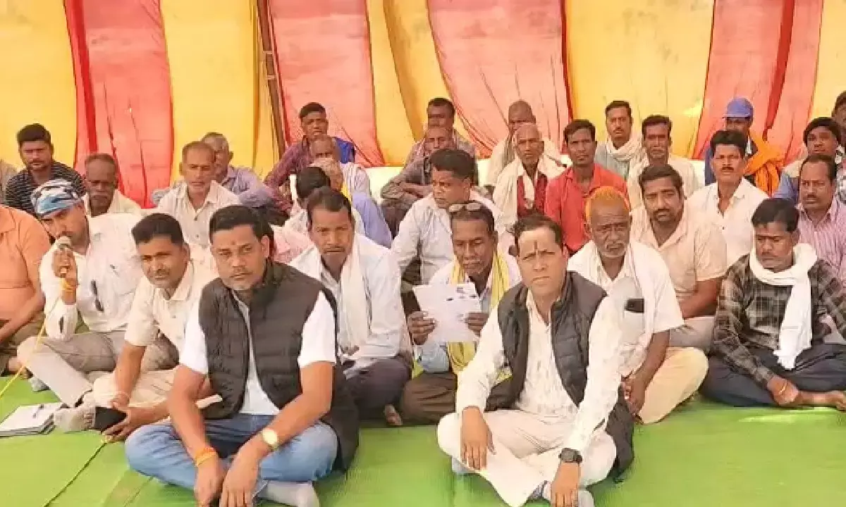 धान खरीदी केन्द्र में गड़बड़ी : पांच गांव के किसान धरने पर बैठे, प्रभारी पर लगाया मनमानी का आरोप, तहसीलदार ने दिए जांच के निर्देश