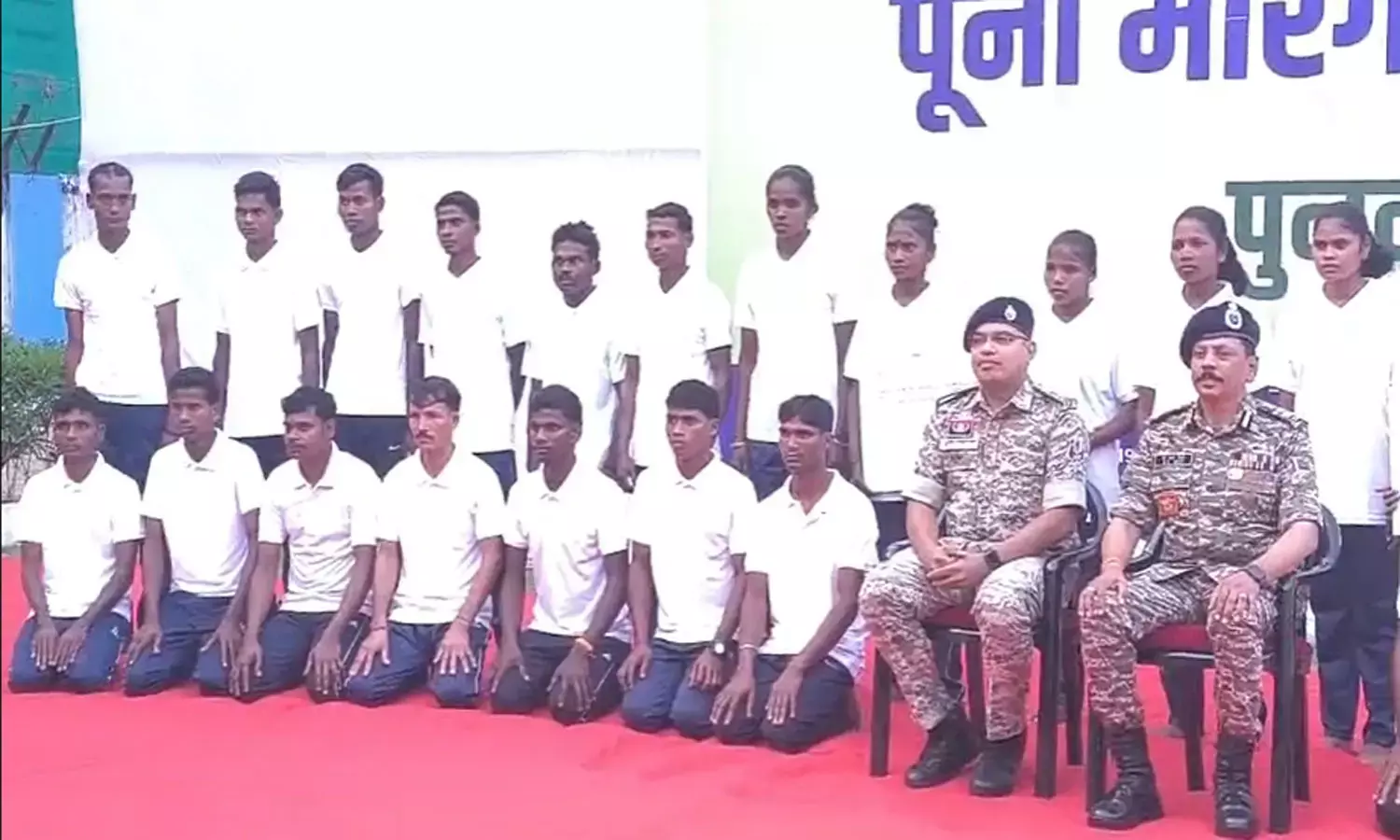 बीजापुर में 34 नक्सलियों ने किया समर्पण बीजापुर में 34 नक्सलियों ने किया समर्पण