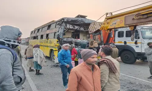 खड़े ट्रेलर से जा टकराई बस, 12 यात्री घायल